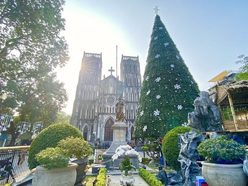 From alleys to streets, christmassy feeling fills the air